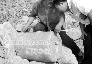 建筑工地挖出花崗巖磨碾 工人妥善處理專人保護 建筑工地挖出花崗巖磨碾 工人妥善處理專人保護